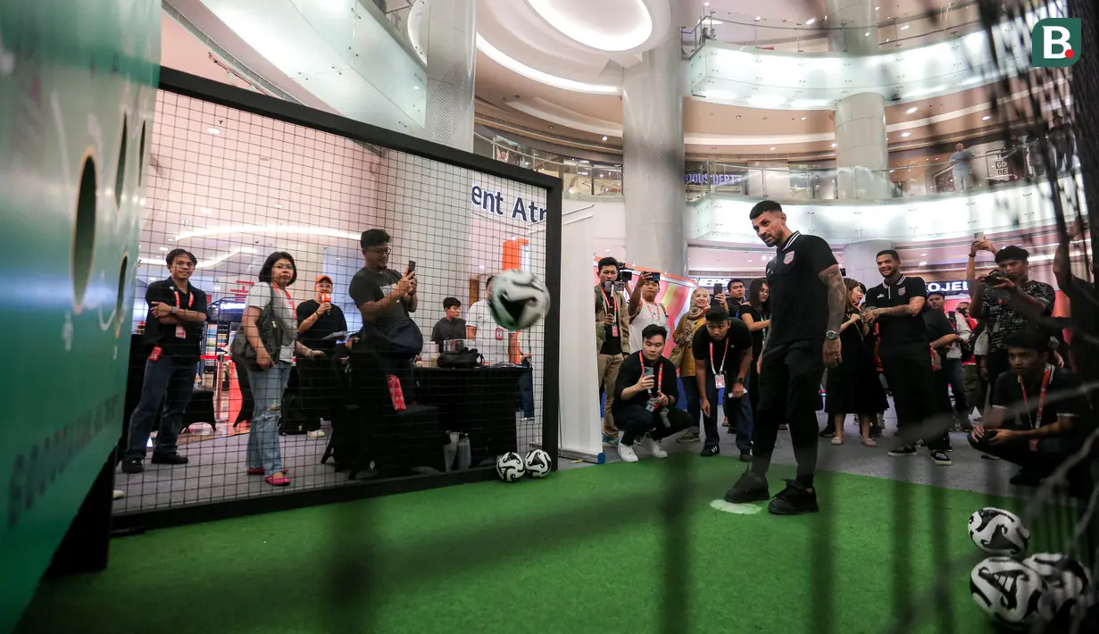 Pemain Borneo FC, Stefano Lilipaly bermain games saat acara Trophy Tour ASEAN Club Championship Shopee Cup 2024 di LOTTE Shopping Avenue, Event Atrium, Jakarta Selatan pada Sabtu (07/09/2024). (Bola.com/Bagaskara Lazuardi)