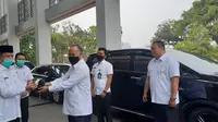 Muhamad menyerahkan mobil dinas sebagai Sekda Tangsel. (Pramita/Liputan6.com)