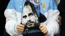 Fans memakai syal bergambar pelatih Manchester City musim depan, Josep Guardiola, saat laga melawan Leicester di Stadion Ettihad, Inggris, Sabtu (6/2/2016). City Takluik 1-3 dari Leicester. (Reuters/Jason Cairnduff)