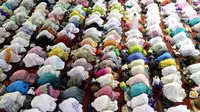 Jamaah muslimah melaksanakan salat tarawih pertama Ramadan 1438 di Masjid Istiqlal, Jakarta, Jumat (26/5). Pemerintah menetapkan 1 Ramadan 1438 Hijriah jatuh pada hari Sabtu 27 Mei 2017. (Liputan6.com/Johan Tallo)