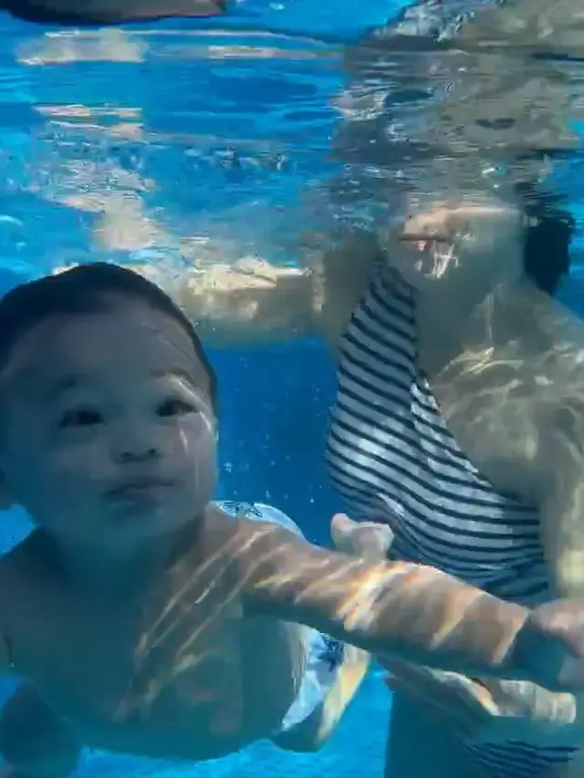 Nikita Willy ajari Baby Izz berenang (Instagram/nikitawillyofficial94)