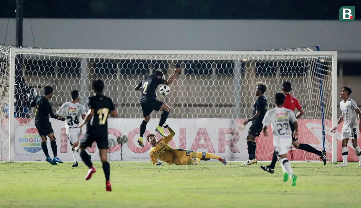 Penyerang Timnas Indonesia, Kushedya Hari Yudo, mencetak gol ke gawang Bali United pada laga uji coba di Stadion Madya, Minggu (7/3/2021). (Bola.com/ Ikhwan Yanuar Harun)