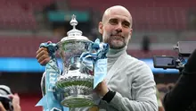 Manajer Manchester City, Pep Guardiola, berpose dengan trofi di lapangan setelah pertandingan final Piala FA Inggris antara Chelsea melawan Manchester City di Stadion Wembley, London, pada 16 Mei 2026. City memenangkan pertandingan dengan skor 1-0. Gelar FA Cup ketiga pada era kepelatihan Guardiola tersebut mengakhiri rentetan dua kekalahan beruntun City di partai final. (Adrian Dennis / AFP)