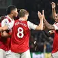 Pemain Arsenal Martin Odegaard merayakan gol kedua timnya dengan rekan setimnya saat melawan Wolverhampton Wanderers pada pertandingan sepak bola Liga Inggris di Stadion Molineux, Wolverhampton, Inggris, 12 November 2022. Arsenal menang 2-0. (Oli SCARFF/AFP)