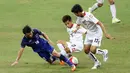 Pemain Thailand U-23 berebut bola dengan pemain Myanmar U-23 dalam final sepak bola SEA Games 2015. (Bola.com/Arief Bagus)