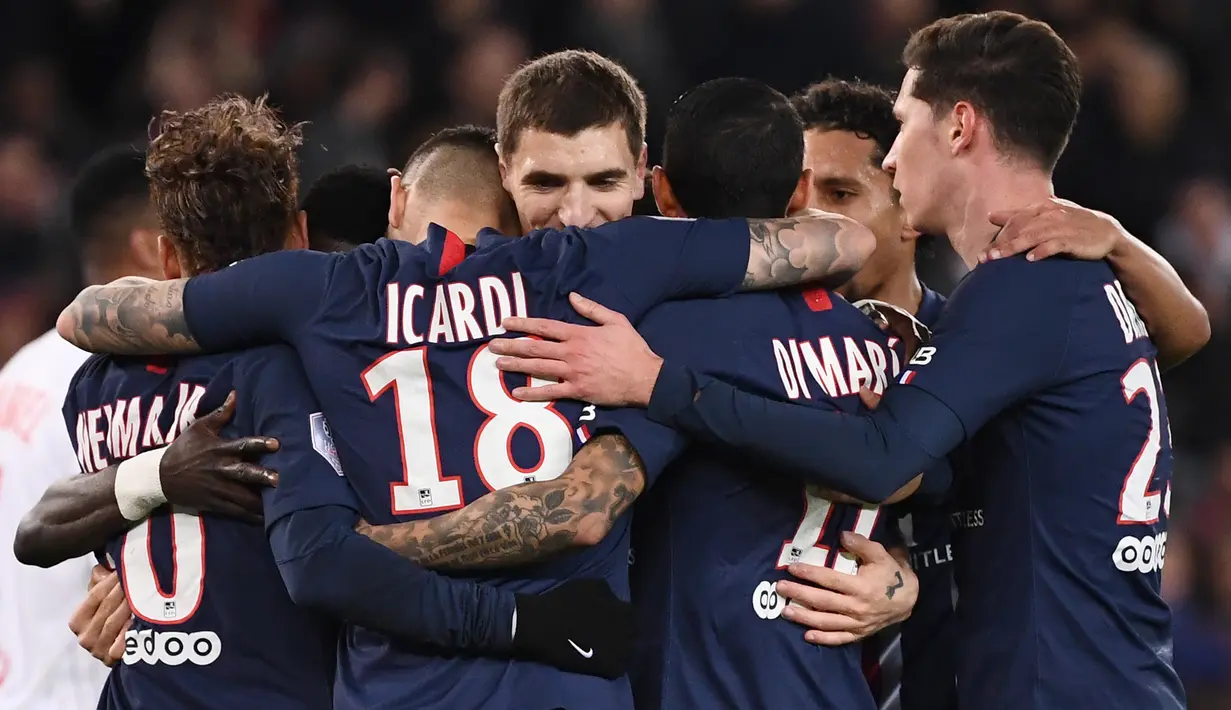 Para pemain PSG merayakan gol yang dicetak Mauro Icardi ke gawang Lille pada laga Ligue 1 Prancis di Stadion Parc des Princes, Paris, Jumat (22/11). PSG menang 2-0 atas Lille. (AFP/Franck Fife)