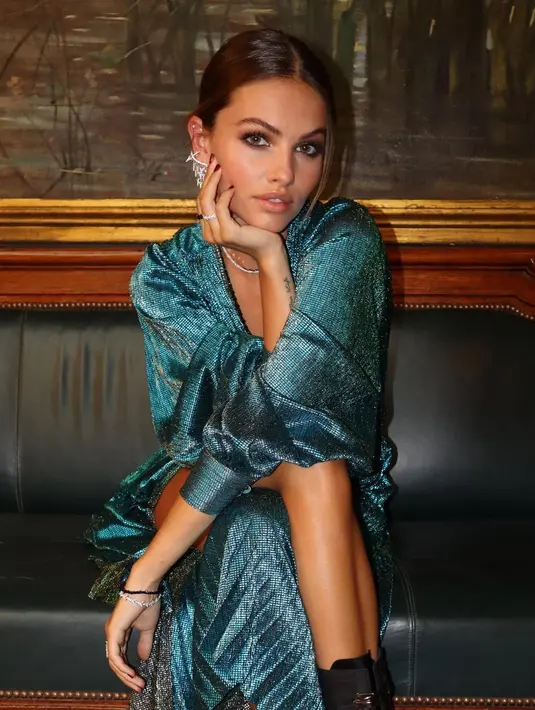 Ia juga banyak bereksplorasi dengan gaya makeup hingga gaya berpakaiannya, terlihat ia kreatif dalam emadukan makeup dan mengenakan gaya fashion terkini. (Sumber: Instagram/ thylaneblondeau)