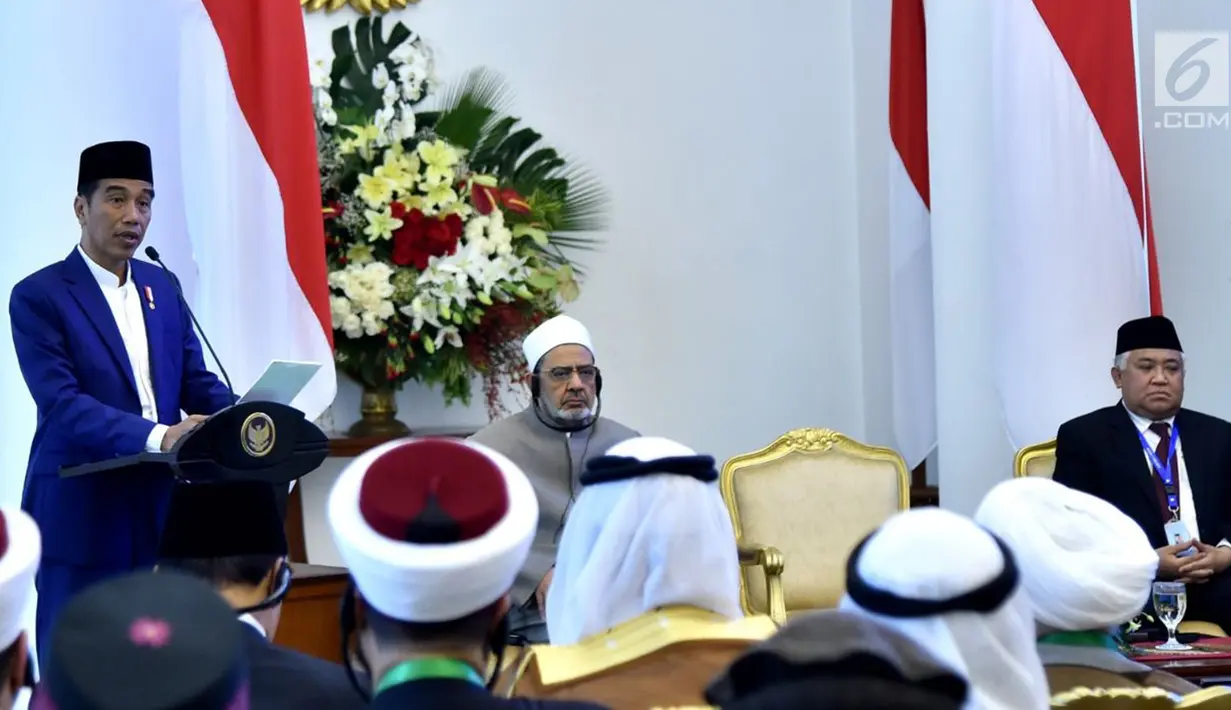 Presiden Joko Widodo (kiri) memberikan sambutan ketika pembukaan KTT tentang Wasathiyah Islam di Istana Bogor, Jawa Barat, Selasa (1/5). KTT ini dihadiri sekitar seratus ulama dan cendekiawan muslim dunia. (Liputan6.com/Pool/Biro PersSetpres)