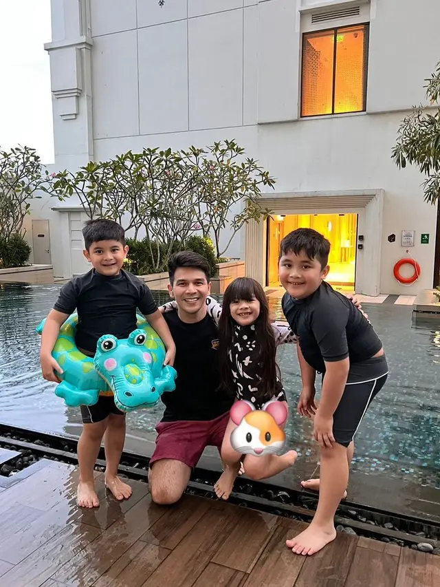 Tak Dapat Hak Asuh, Ini 6 Momen Jonathan Frizzy Asuh Ketiga Anaknya
