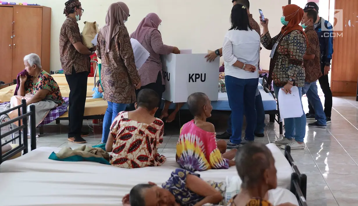 Suasana saat Panitia Pemungutan Suara (PPS) mendampingi lansia penghuni Panti Jompo Tresna Werdha Budi Mulia 1 yang menggunakan hak pilihnya dalam Pemilu 2019 di Cipayung, Jakarta Timur, Rabu (17/4). Pendampingan dilakukan terhadap lansia yang sedang sakit. (Liputan6.com/Immanuel Antonius)