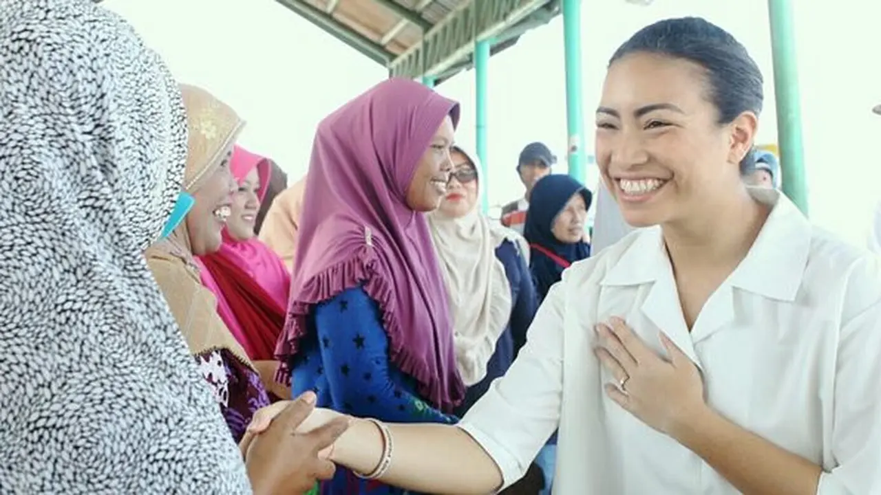 Politikus Partai Gerindra saat menemui warga. (Merdeka.com)