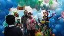 Pengunjung berswafoto saat mengunjungi  Indonesia Balloon Art Festival (IBAF) 2018 di Mal Ciputra Jakarta, Jumat (29/6). Bertema 'Wonderful Indonesia', festival ini menghadirkan dekorasi balon dari empat daerah di Indonesia. (Liputan6.com/Arya Manggala)