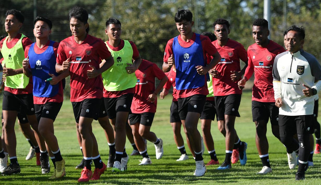 Pemain Timnas Indonesia U-17 melakukan pemanasan dengan berlari mengitari lapangan dalam latihan perdana di Borussia-Park Training Ground, Jerman, Selasa (19/9/2023). (Dok. PSSI)