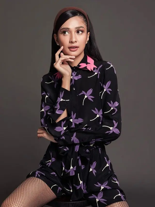 Disebut Mirip Ariana Grande, Ini 6 Gaya Pemotretan Mikha Tambayong