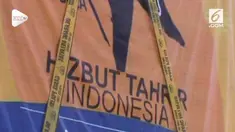 Polisi menyopot sebuah baliho ajakan demo pembakar bendera tauhid. Pada baliho tersebut ditemui tulisan Hizbut Tahrir Indonesia atau HTI.