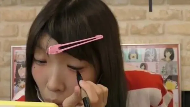 [Bintang] Tadinya Wajah Cewek Ini Biasa Aja, Tapi Lihat Perubahannya Setelah di Makeup