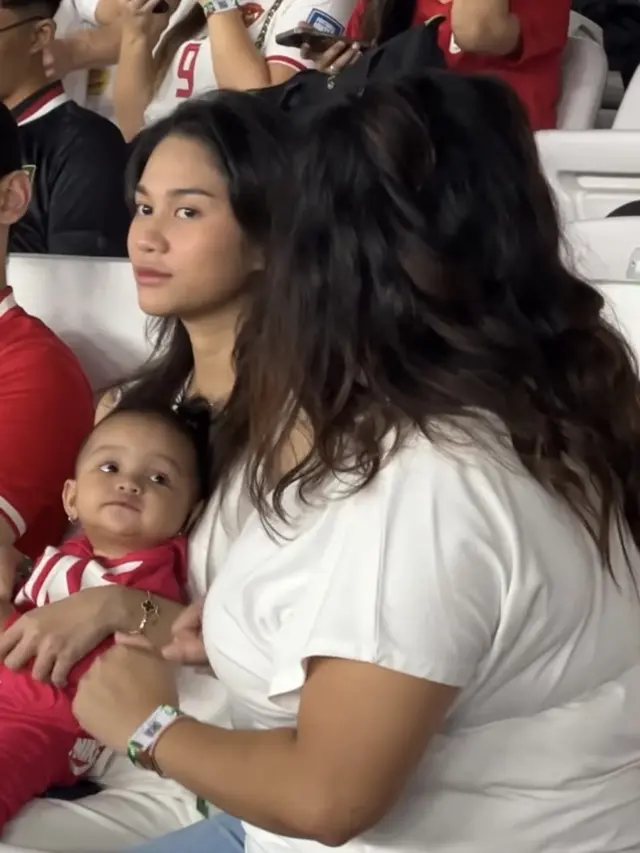 Azizah Salsha Serba Putih  saat Menyaksikan Timnas Indonesia vs Arab. [@darakezia]