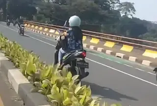 Pengendara sepeda motor melawan arah saat melintas di Jalan Raya Juanda, Depok. (Istimewa)