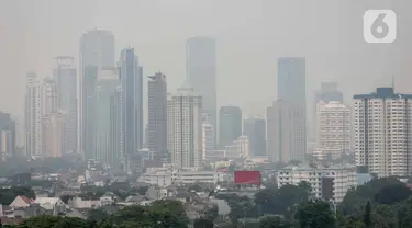 Pemandangan gedung bertingkat yang diselimuti polusi udara di Jakarta, Kamis (31/8/2023). (Liputan6.com/Faizal Fanani)