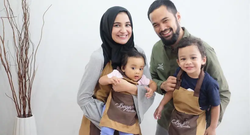 Shireen Sungkar dan Teuku Wisnu bersama dua anaknya. (Instagram)