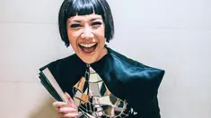 Tak sedikit yang menilai Bunga Citra Lestari tak pernah saltum (salah kostum) dalam urusan padu padan busananya. Pelantun lagu '12 Tahun Terindah' ini kerap tampil dengan outfit yang kekinian hingga aksesoris unik yang menunjang penampilannya. (Liputan6.com/IG/@bclsinclair)