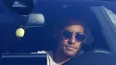 Striker Barcelona, Neymar Jr saat berada di dalam mobil saat tiba untuk mengikuti sesi latihan di Pusat Olahraga FC Barcelona Joan Gamper di Sant Joan Despi, Spanyol, Rabu, (2/8). (AP Photo/Manu Fernandez)