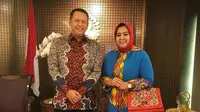 Desainer Anna Mariana bersama ketua DPR RI Bambang Soesatyo, memperjuangan Hari Tenun dan Songket Nasional. (foto: istimewa/Henry)