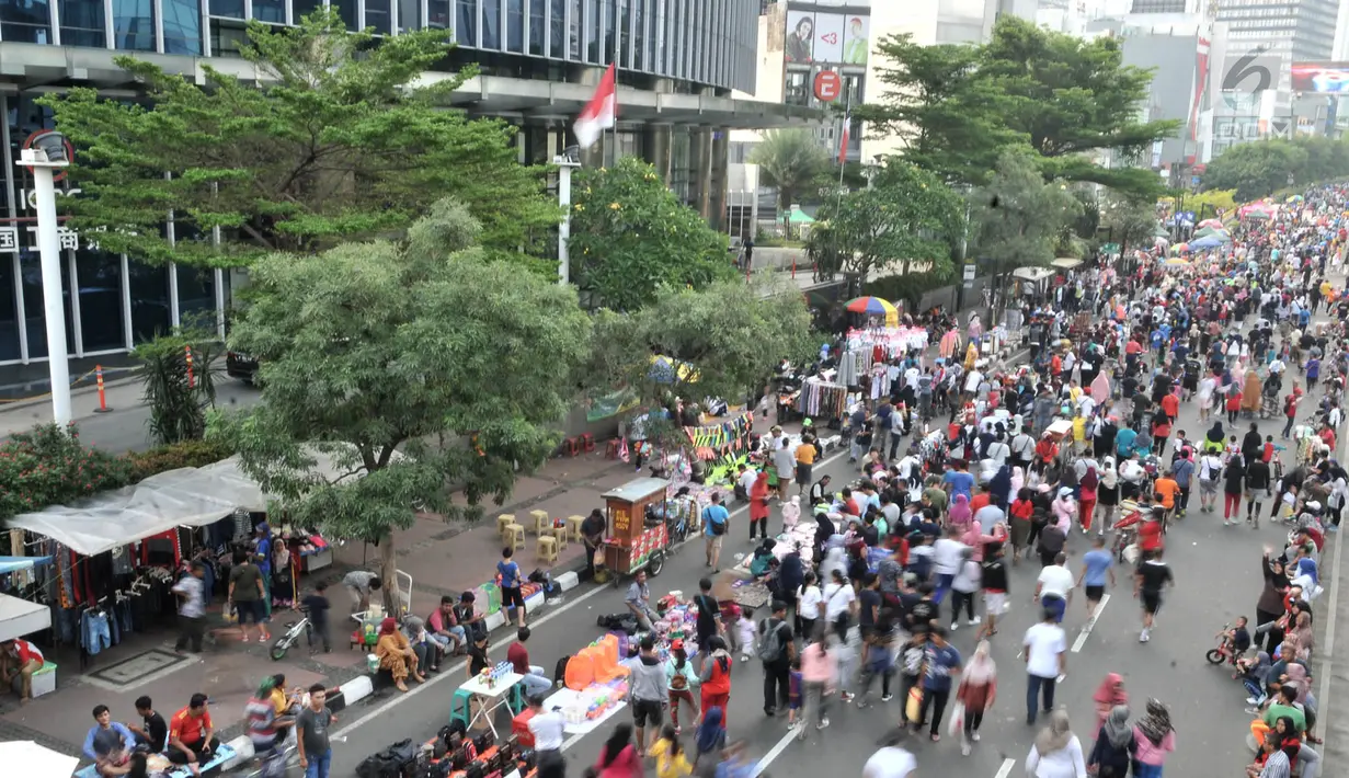 Pedagang kaki lima (PKL) berdagang di badan jalan saat car free day di kawasan Bundaran HI, Jakarta, Minggu (18/11). Kurangnya pengawasan menyebabkan PKL mengganggu kenyamanan warga berolahraga. (Merdeka.com/Iqbal S. Nugroho)
