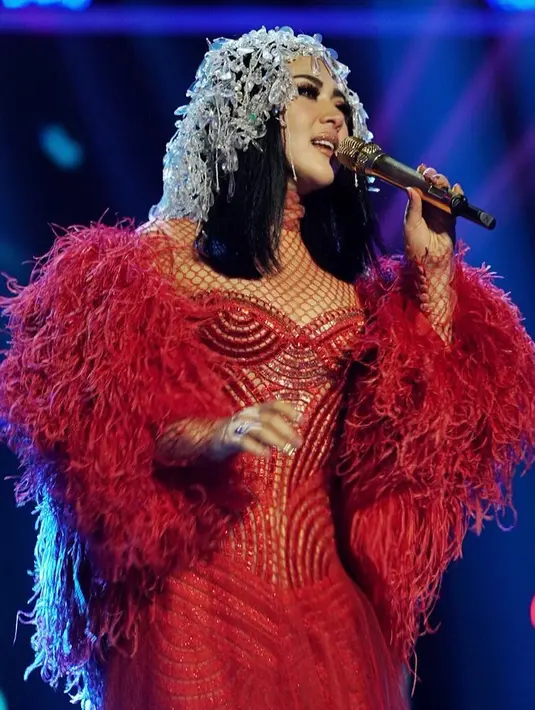 Syahrini terlihat cantik menawan saat mengenakan gaun merah. Ia menyempurnakan penampilannya dengan hiasan di kepala yang berbentuk krystal. (Foto: instagram.com/princessyahrini)