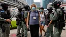 Polisi anti huru hara memeriksa kartu pers wartawan di luar gedung Dewan Legislatif di Hong Kong, Rabu (27/5/2020). Penjagaan ekstra dilakukan menimbang kemungkinan aksi menentang Rancangan Undang-undang (RUU) yang mengkriminalkan penghinaan terhadap lagu kebangsaan China. (AP Photo/Kin Cheung)