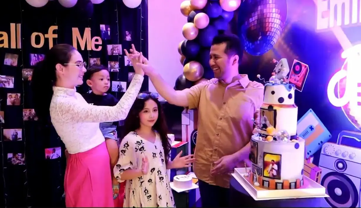 Kejutan Arumi dan timnya berhasil membuat penyanyi lagu Sesaat Kau Hadir (2009) itu bahagia. 
 [Instagram/arumibachsin_94]