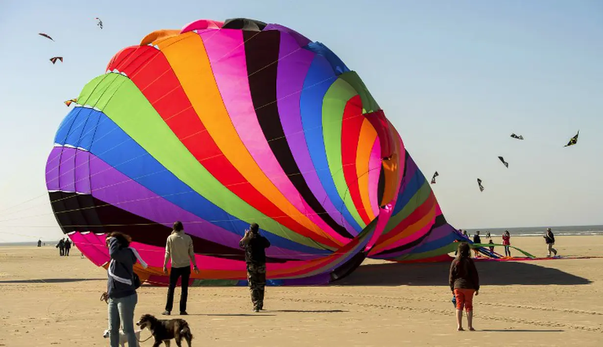 Layangan jumbo berbentuk rumah siput saat akan terbang di atas pantai Berck pada Pertemuan Layang-layang Internasional , Perancis, Senin (20/4/2015). (AFP Photo/Philippe Huguen)