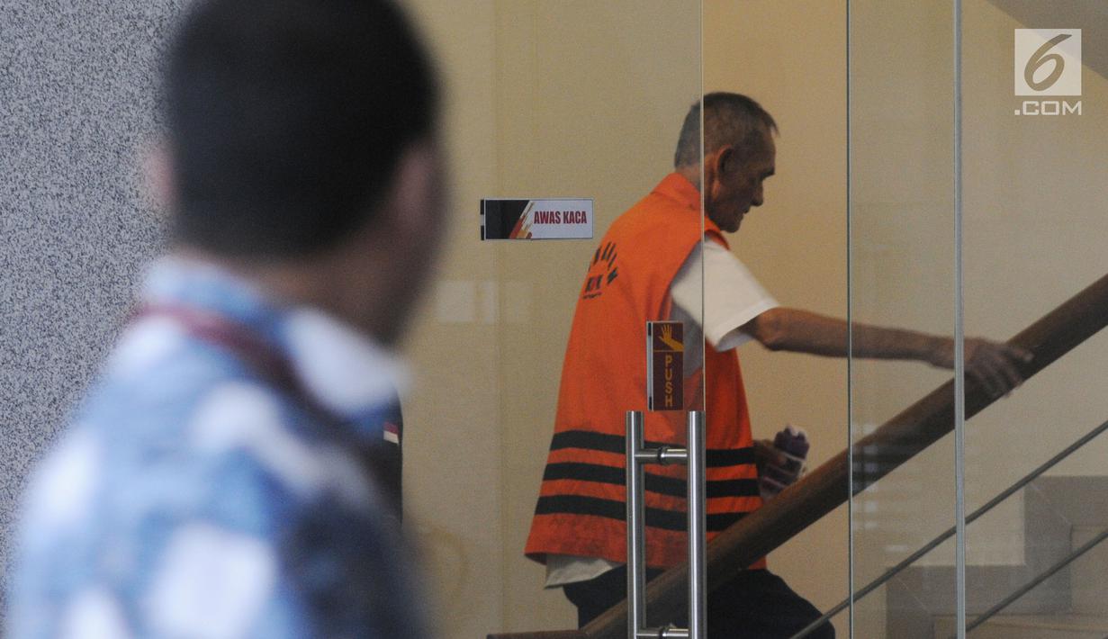 Mantan anggota DPRD Sumatera Utara Elezaro Duha (kanan) saat akan menjalani pemeriksaan di Gedung KPK, Jakarta, Senin (10/9). Elezaro juga diduga menerima suap terkait Pengesahan Perubahan APBD 2013, 2014 dan 2015. (Merdeka.com/Dwi Narwoko)