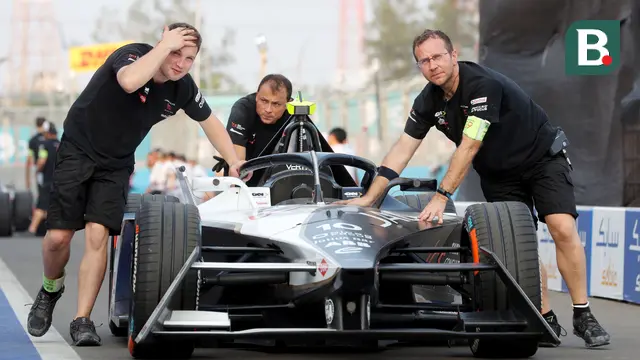 Foto: Melihat Kesibukan Mekanik di Paddock Formula E Jakarta 2023