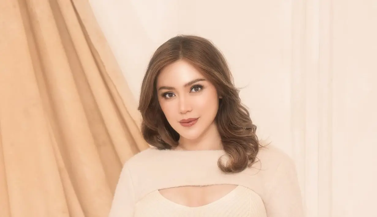 Jessica Iskandar sendiri memilih mengenakan bra top, cut out long sleeve top, dan maxi skirt serba cream. [@fdphotography90].