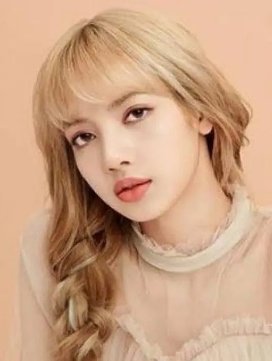 Rambut blonde sangat cocok dengan gaya kepang klasik seperti maknae Blacpink ini. (@lalalalisa_m)