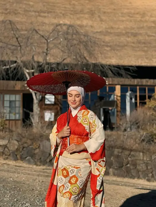 Menikmati indahnya suasana di Gunung Fuji, Irish Bella tampil menawan dalam balutan kimono [@_irishbella_]