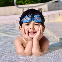 Ilustrasi anak menggunakan kacamata renang ketika berenang sebagai bentuk alat keamanan. (Sumber foto: Pexels.com).