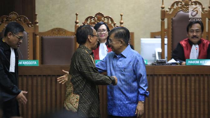 Wakil Presiden, Jusuf Kalla (kedua kanan) usai menjadi saksi yang meringankan pada sidang lanjutan pengajuan PK atas putusan kasasi kasus DOM dengan pemohon Jero Wacik di Pengadilan Tipikor, Jakarta, Senin (13/8). (Liputan6.com/HO)
