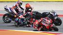 <p>Pembalap motor Honda, Marc Marquez (tengah atas) bertabrakan dengan pembalap Aprilia, Miguel Oliveira (tengah bawah saat MotoGP Portugal 2023 di Algarve International Circuit, Portimao, Portugal, 26 Maret 2023. (AFP/Patricia De Melo Moreira)</p>
