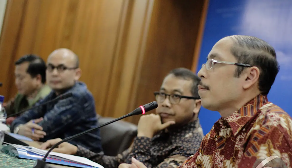 Direktur Asia Timur dan Pacific Tumpa Hutagalung saat memberikan keterangan pers tentang perkembangan isu bilateral di kawasan Asia Timur serta perlindungan WNI di Luar Negeri, Jakarta, Kamis (18/12/2014).(Liputan6.com/Johan Tallo)
