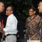 Ketua Tim Penjaringan Calon Gubernur (Cagub) DKI Jakarta dari Partai Gerindra Syarief berjabat tangan dengan Musisi Ahmad Dhani saat melakukan pertemuan di Kediaman Ahmad Dhani, Pondok Indah, Jakarta, Rabu (17/2). (Liputan6.com/Johan Tallo)