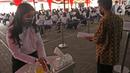 Seorang peserta mencuci tangan sebelum mengikuti proses Tes Standar Kompetensi Dasar (SKD) CPNS di BKN, Jakarta, Kamis (2/9/2021). Sebanyak 800 peserta mengikuti tes yang dibagi dua sesi dan menerapkan protokol kesehatan yang ketat. (Liputan6.com/Herman Zakharia)