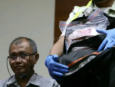  Petugas KPK menunjukan barang bukti hasil operasi tangkap tangan (OTT) di Gedung KPK, Jakarta, Sabtu (27/5). Dalam OTT KPK menetapkan 4 orang tersangka dan menyita uang sebanyak Rp40 Juta, Rp1,145 Milyar dan USD 3000. (Liputan6.com/Angga Yuniar)