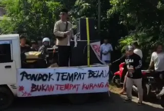 Massa geruduk Ponpes di Pati, geram kelakuan terduga pelaku pencabulan puluhan santriwati. (Liputan6.com/Arief Pramono)
