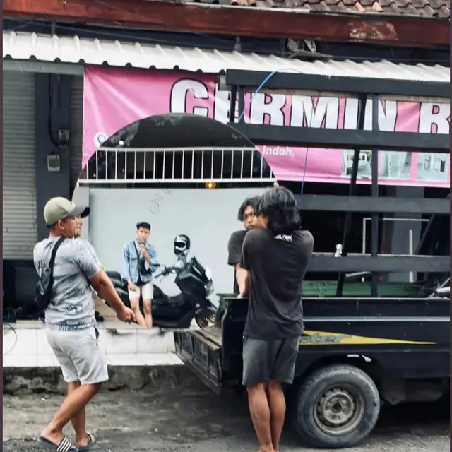 10 Potret Orang Selfie di Depan Kaca dengan Pose Nyeleneh, Bikin Tepuk Jidat