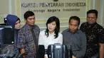 Kuasa hukum Indra Bekti, Nanda Persada (tengah) memberi keterangan pers di gedung KPI, Jakarta, Rabu (3/2/2016). Indra Bekti ingin konsultasi terhadap tayangan program televisi yang memojokkan dirinya. (Liputan6.com/Herman Zakharia)