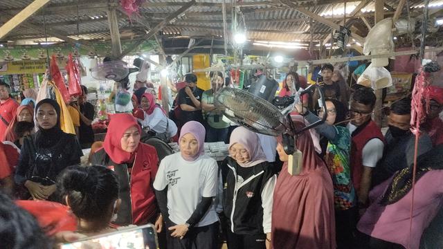 Istri Calon Presiden (Capres) nomor urut tiga Ganjar Pranowo, Siti Atikoh melakukan safari politik di Bandar Lampung, Provinsi Lampung pada Rabu pagi (10/1/2024).