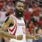 Pemain Houston Rockets James Harden melakukan selebrasi saat pertandingan NBA kuartal ketiga di Toyota Center, Amerika Serikat, (2/11/2015). Rockets menang 110 - 105 atas Thunder. (Reuters/ Thomas B. Shea)