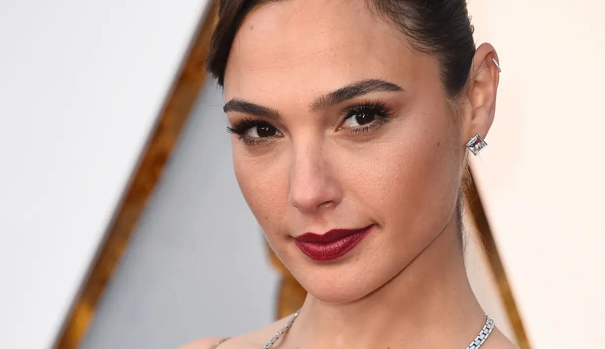 Aktris Gal Gadot berpose untuk fotografer di karpet merah Piala Oscar 2018 di Dolby Theatre, Los Angeles, Minggu (4/3). Makin glamor, tampilan Gal Gadot dipercantik dengan kalung cantik handmade dari Tiffany and Co. (Jordan Strauss/Invision/AP)